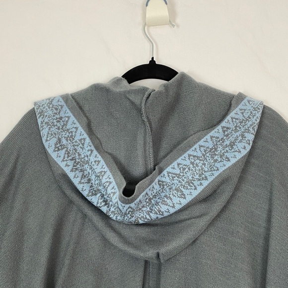 Simply Noelle Hooded Poncho Wrap Gray with Blue Pattern - Picture 3 of 9